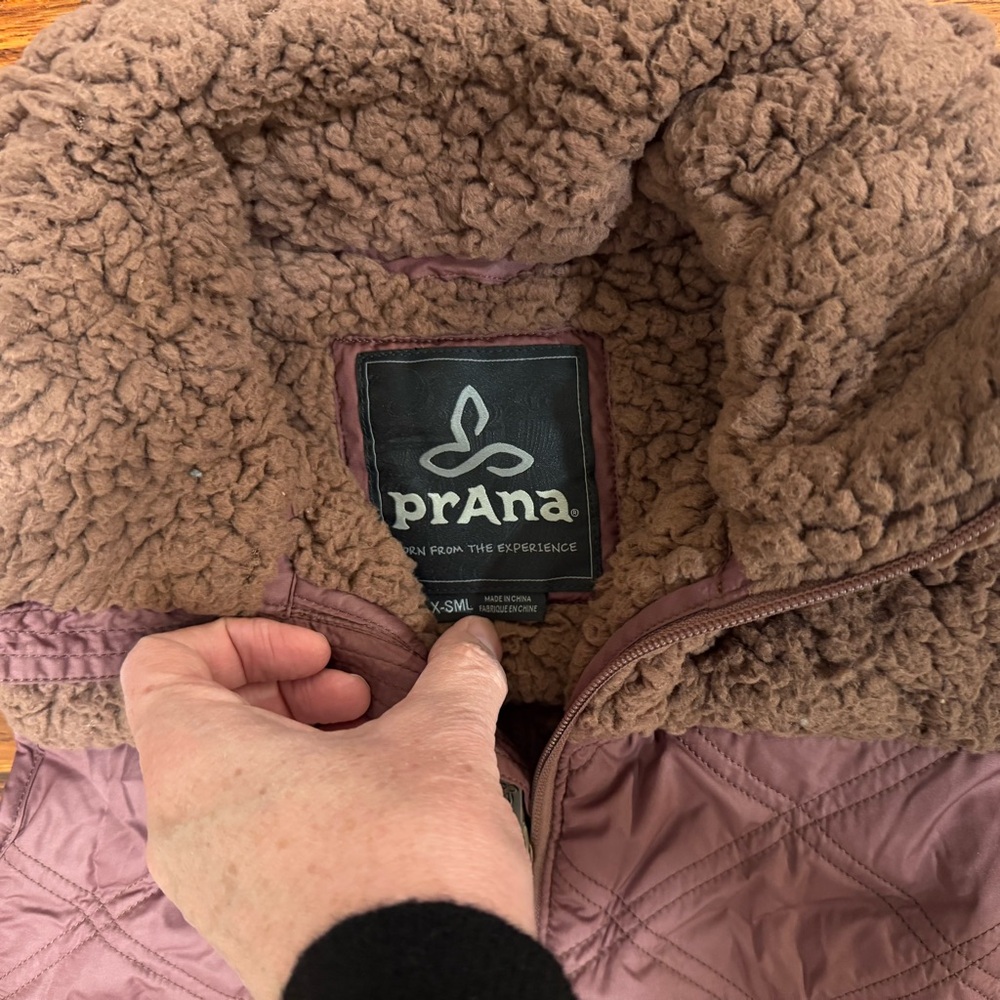 prAna Esla vest with a sherpa fleece lining and quilted front panels maroon XS - Picture 4 of 6